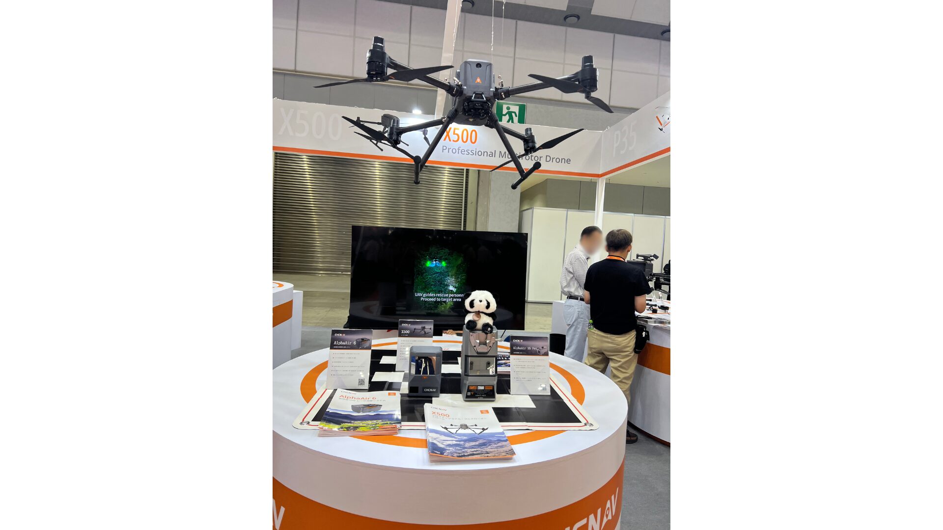 CHCNAV X500にパンダのぬいぐるみが添えられている展示